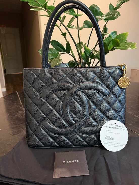 CHANEL Handbags - CHANEL Caviar Quilted
Medallion Tote bag in black leather. Vintage Y2K Classic